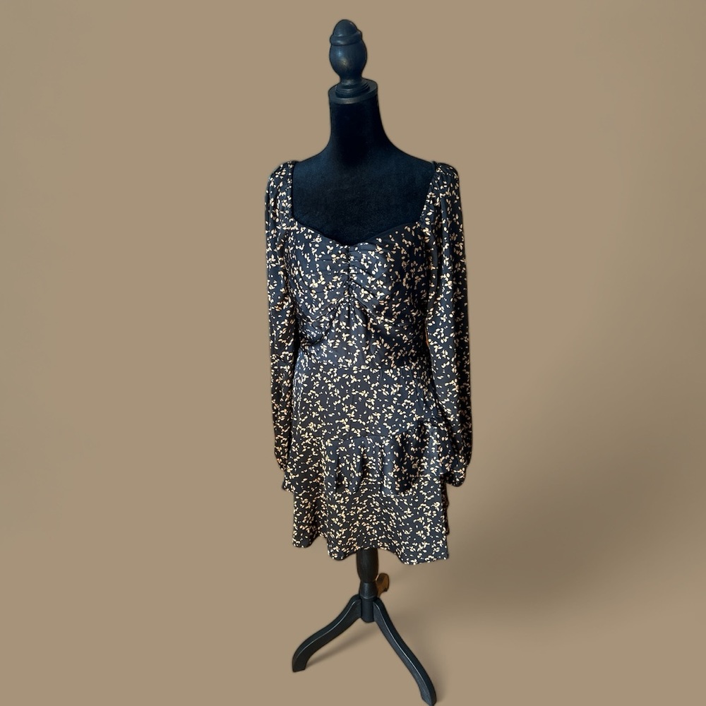 Vici Dresses/Vici Collective Concepts. NWT. Floral Mini. Tiered. Size Medium